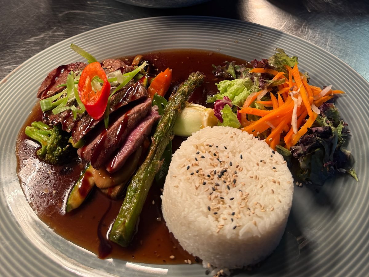 Rindfleisch in Teriyaki-Sauce mit grünem Spargel, Gemüse und Duftreis
