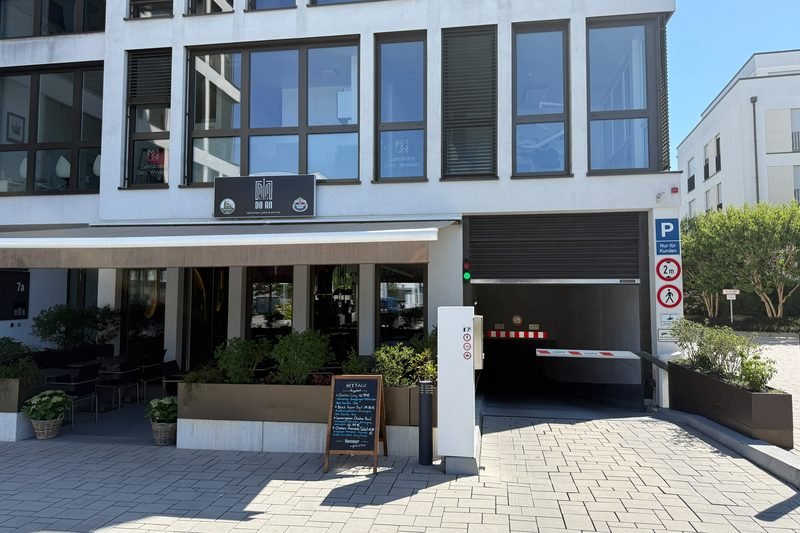 Tiefgarageneinfahrt direkt neben Terrasse und Eingang von Do An Regensburg