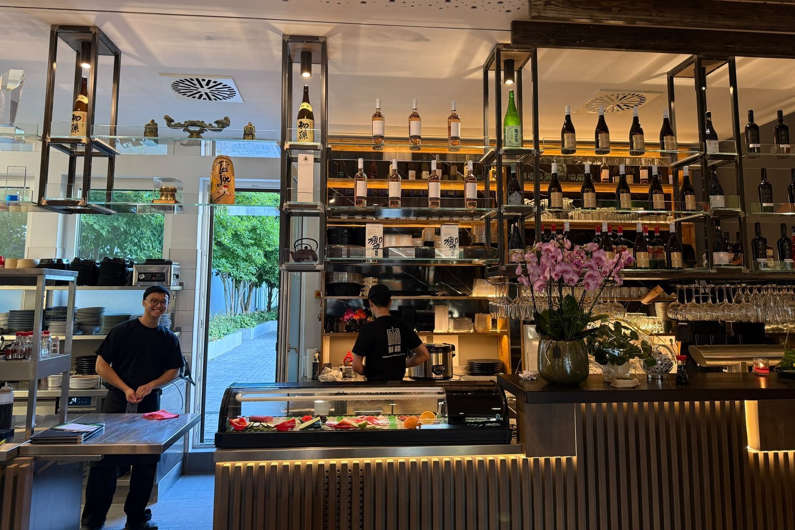 Das Team von Do An Regensburg an Sushi-Theke und Bar