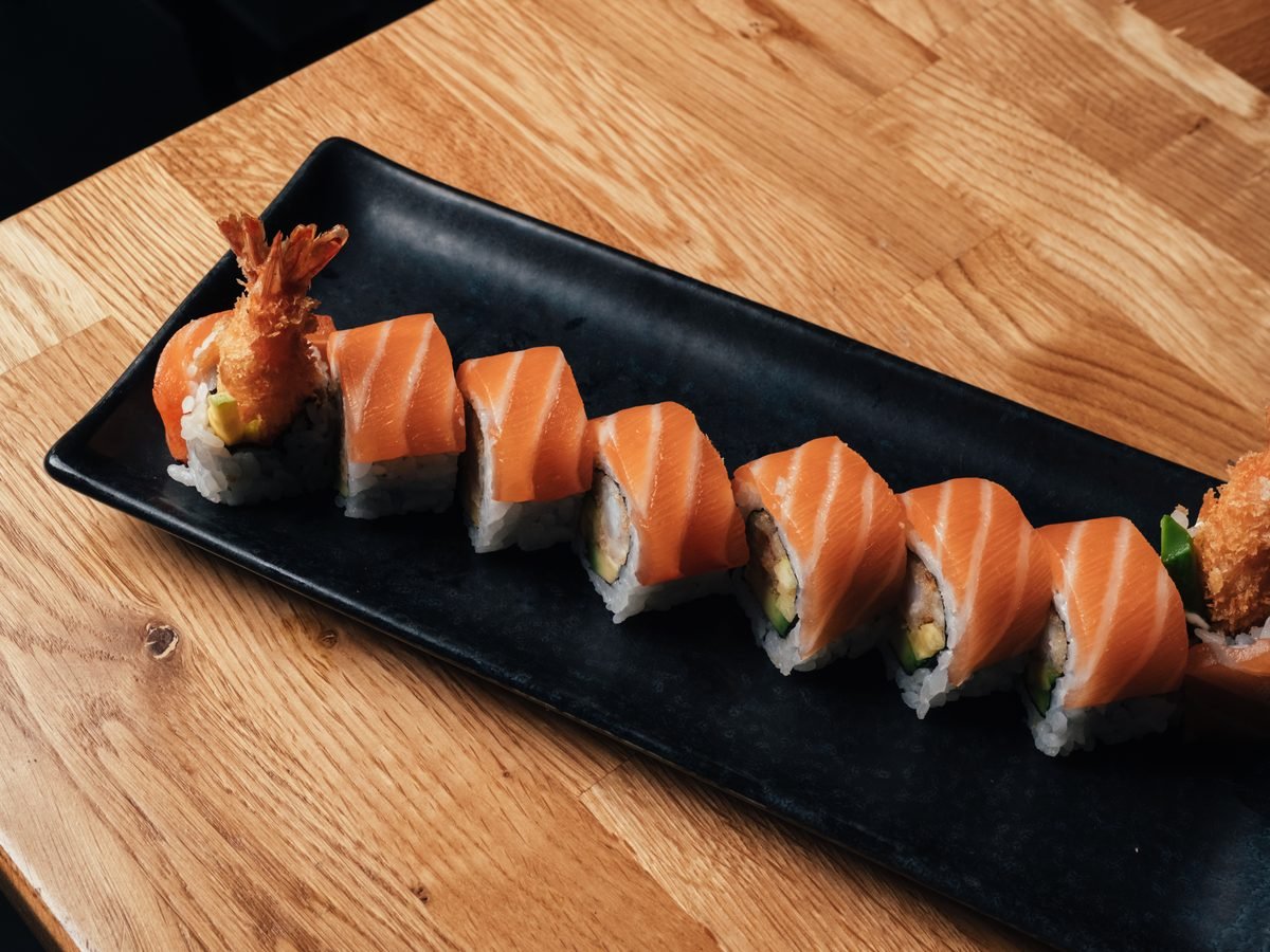 Do An Tempura Roll – Sushi-Rolle mit Lachs, Avocado und knusprig gebackener Garnele